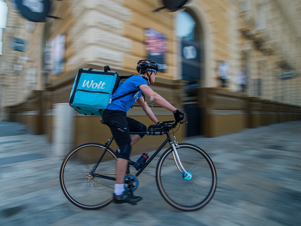 Wolt futár könyvelés